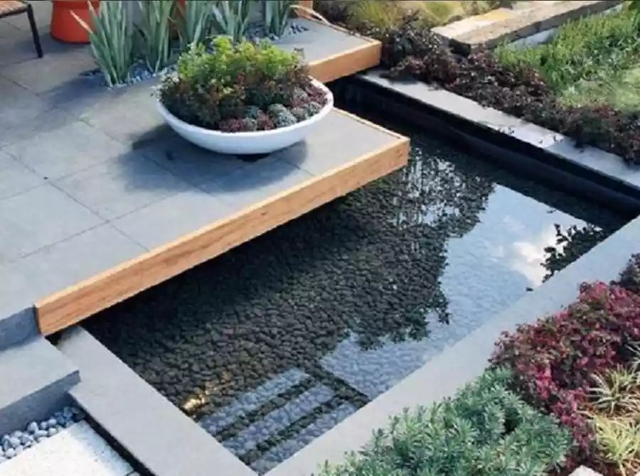 Desain Kolam Ikan Minimalis dengan Batu Kecil